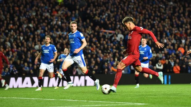 GLASGOW, SCOTLAND - OCTOBER 12: ( THE SUN OUT,THE SUN ON SUNDAY OUT )  Roberto Firmino of Liverpool scores the second goal making the score 1-2  during the UEFA Champions League group A match between Rangers FC and Liverpool FC at Ibrox Stadium on October 12, 2022 in Glasgow, Scotland. (Photo by Andrew Powell/Liverpool FC via Getty Images)