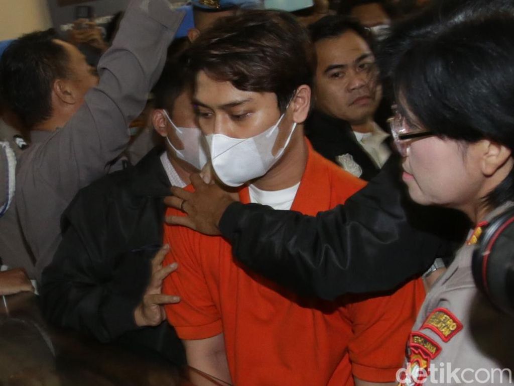 Penampakan Rizky Billar Pakai Baju Oranye Penampakan Rizky Billar Pakai Baju Oranye
