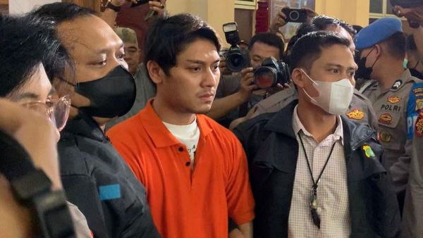 Potret Rizky Billar Berbaju Oranye