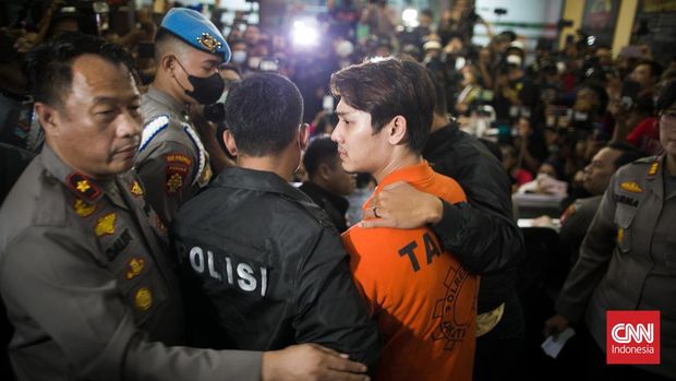 Tersangka sekaligus artis kasus Kekerasan Dalam Rumah Tangga (KDRT) Rizky Billar memakai baju tahanan saat dirilis di Polres Metro Jakarta Selatan, Kamis (13/10/2022). (CNNIndonesia/Adi Ibrahim)