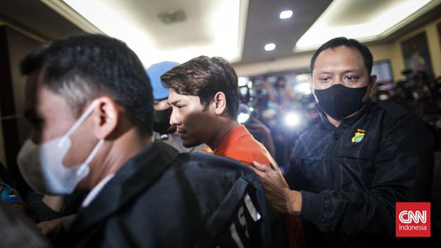 Tersangka sekaligus artis kasus Kekerasan Dalam Rumah Tangga (KDRT) Rizky Billar memakai baju tahanan saat dirilis di Polres Metro Jakarta Selatan, Kamis (13/10/2022). (CNNIndonesia/Adi Ibrahim)