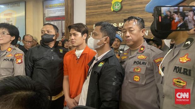 Rizky Billar resmi ditahan mulai hari ini usai berstatus sebagai tersangka KDRT.