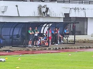 Ronald Fagundez Dampingi Bernardo Tavares Latih PSM Makassar