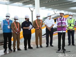 Pantau Proyek Kereta Cepat, Jokowi: Ini Kereta Cepat Pertama di ASEAN