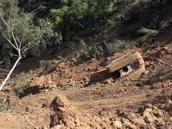 Longsor di Mamasa, Rumah Warga Nyaris Ambruk-Ekskavator Jatuh ke Jurang