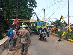 Truk Crane Nyangkut di Portal Pipa Gas Krukut, Satpol PP: Sudah 4 Kali