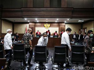 Saksi Tak Hadir, Sidang Kasus Korupsi Minyak Goreng Ditunda Saksi Tak Hadir, Sidang Kasus Korupsi Minyak Goreng Ditunda