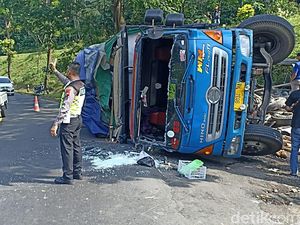Truk Muatan Kayu Terguling di Jalur Jambu Ungaran, Lalin Dibuka Tutup