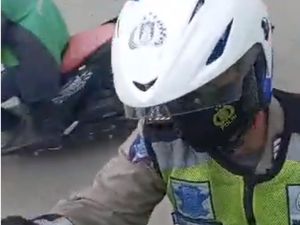 Viral Polisi di Palembang Setop Sopir Truk Tak Bersalah