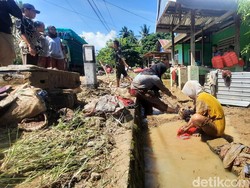 Warga di Mamuju Mulai Bersihkan Sisa Lumpur, Khawatir Banjir Susulan