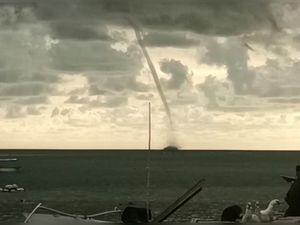 Heboh Muncul Waterspout di Perairan Sulsel Jadi Tontonan Warga