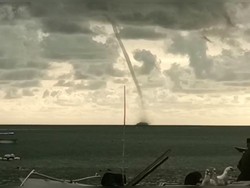 Heboh Muncul Waterspout di Perairan Sulsel Jadi Tontonan Warga