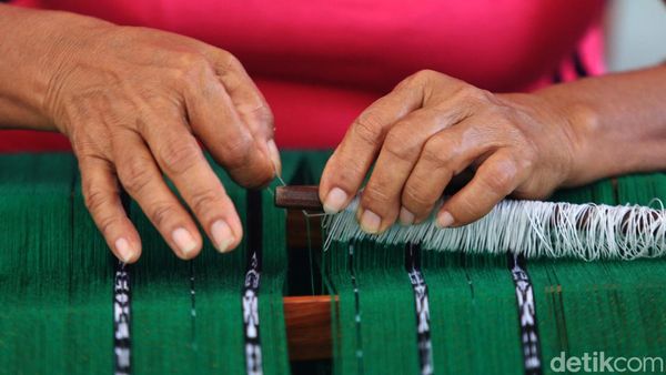 Wow! Semua Wanita di Desa Ini Ahli Menenun Lho