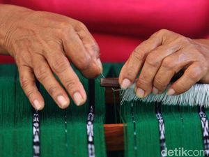 Wow! Semua Wanita di Desa Ini Ahli Menenun Lho Wow! Semua Wanita di Desa Ini Ahli Menenun Lho