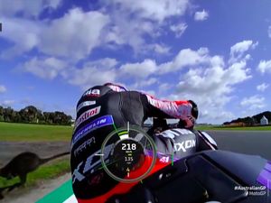 Awas! Aleix Espargaro Nyaris Tabrak Walabi Nyebrang saat Ngebut 218 Km/Jam Awas! Aleix Espargaro Nyaris Tabrak Walabi Nyebrang saat Ngebut 218 Km/Jam