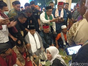 Momen Anies Ngeliwet Usai Istigasah Bareng Jawara Se-Jabodetabek