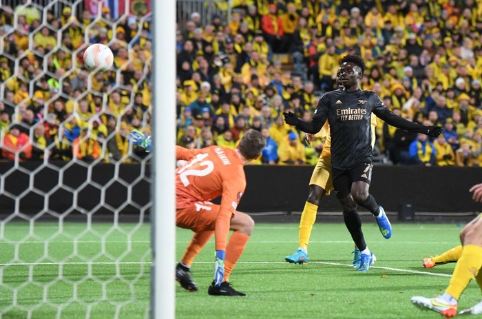 BODO, NORWAY - OCTOBER 13: Bukayo Saka scores for Arsenal during the UEFA Europa League group A match between FK Bodo/Glimt and Arsenal FC at Aspmyra Stadion on October 13, 2022 in Bodo, Norway. (Photo by Stuart MacFarlane/Arsenal FC via Getty Images)