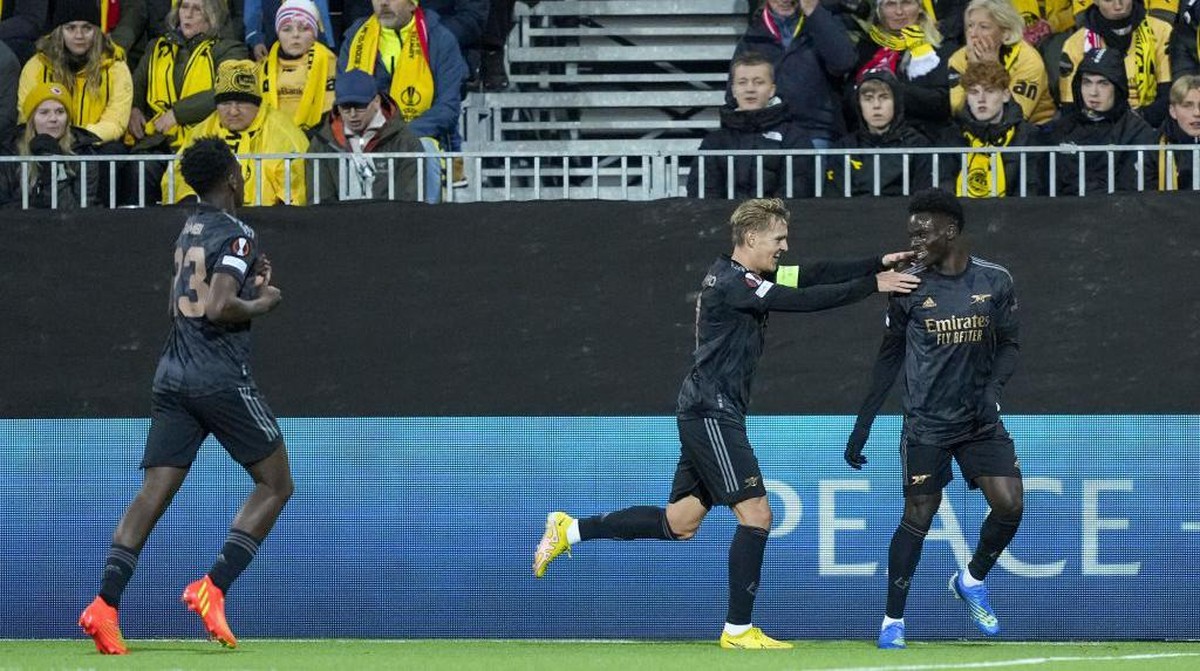 Para pemain Arsenal merayakan gol Saka (kanan) ke gawang Bodo/Glimt. Foto: NTB/AFP via Getty Images/FREDRIK VARFJELL