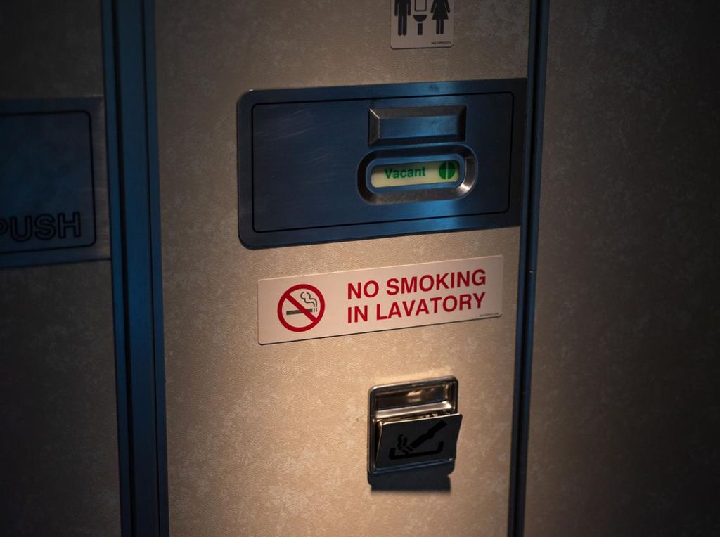 Turis Israel Sungguh Keterlaluan! Curi-curi Merokok di Toilet Pesawat