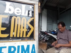 Cerita Asep Penjual Emas di Jalanan Bandung: Iseng Jadi Keterusan