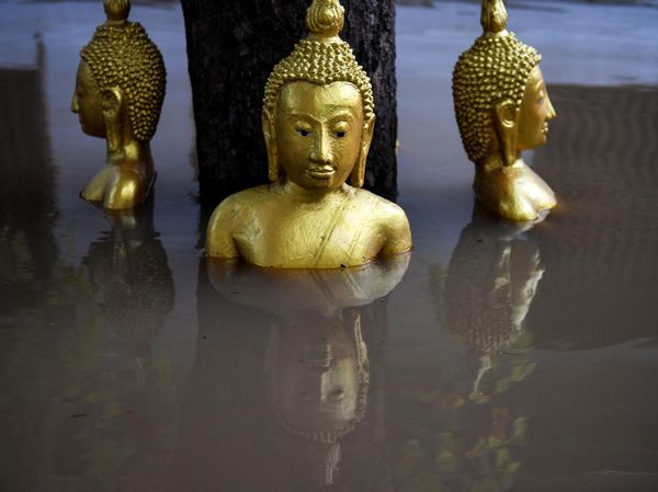 Banjir Rendam Kuil Buddha di Thailand