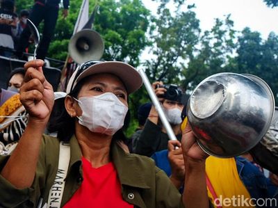 Bawa Panci, Massa Demo di Hari Terakhir Anies Ngantor