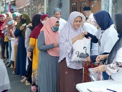 UKM Sahabat Sandi Uno Gelar Bazar Sembako Murah di Pulogadung