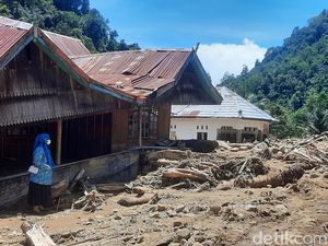 6 Penderitaan Warga Sulbar yang Diterjang Banjir dan Tanah Longsor 6 Penderitaan Warga Sulbar yang Diterjang Banjir dan Tanah Longsor