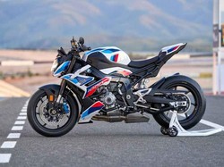 BMW M 1000 R Meluncur, Naked Bike Bermesin Buas dengan Tampang Kalem