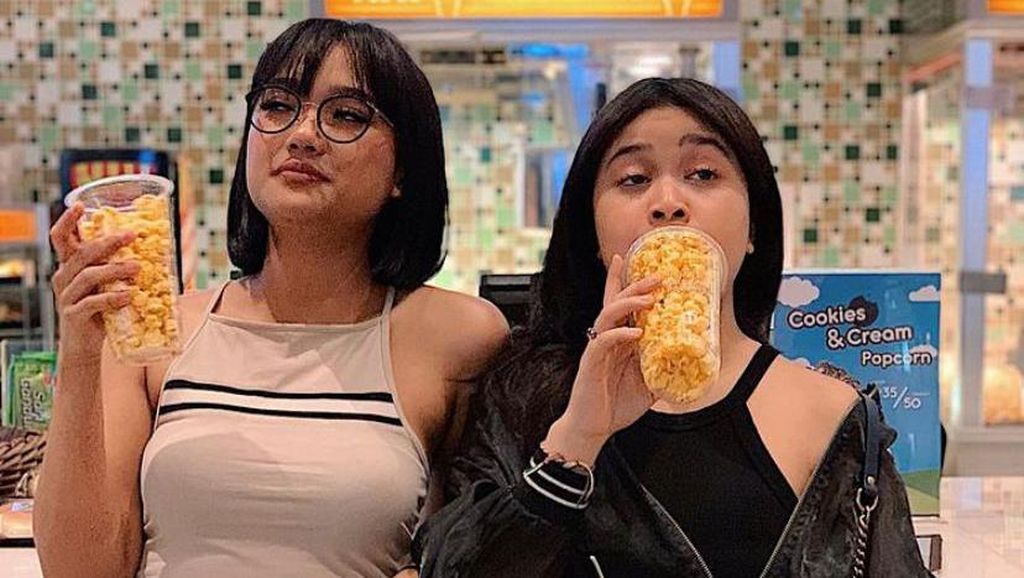 Keakraban Brisia Jodie dan Marion Jola saat Makan Popcorn Bareng Keakraban Brisia Jodie dan Marion Jola saat Makan Popcorn Bareng