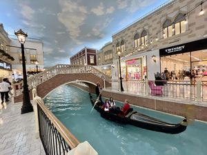 Bukan di Venesia, Sungai Ini Ada di Dalam Mal Qatar