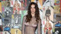 8 Momen Emily Ratajkowski Curi Atensi Bergaun Seksi, Terbaru Naked Dress
