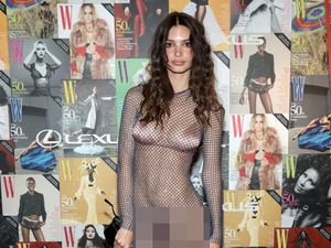 Emily Ratajkowski Pakai Naked Dress di Karpet Merah, Underwear Terekspos Emily Ratajkowski Pakai Naked Dress di Karpet Merah, Underwear Terekspos