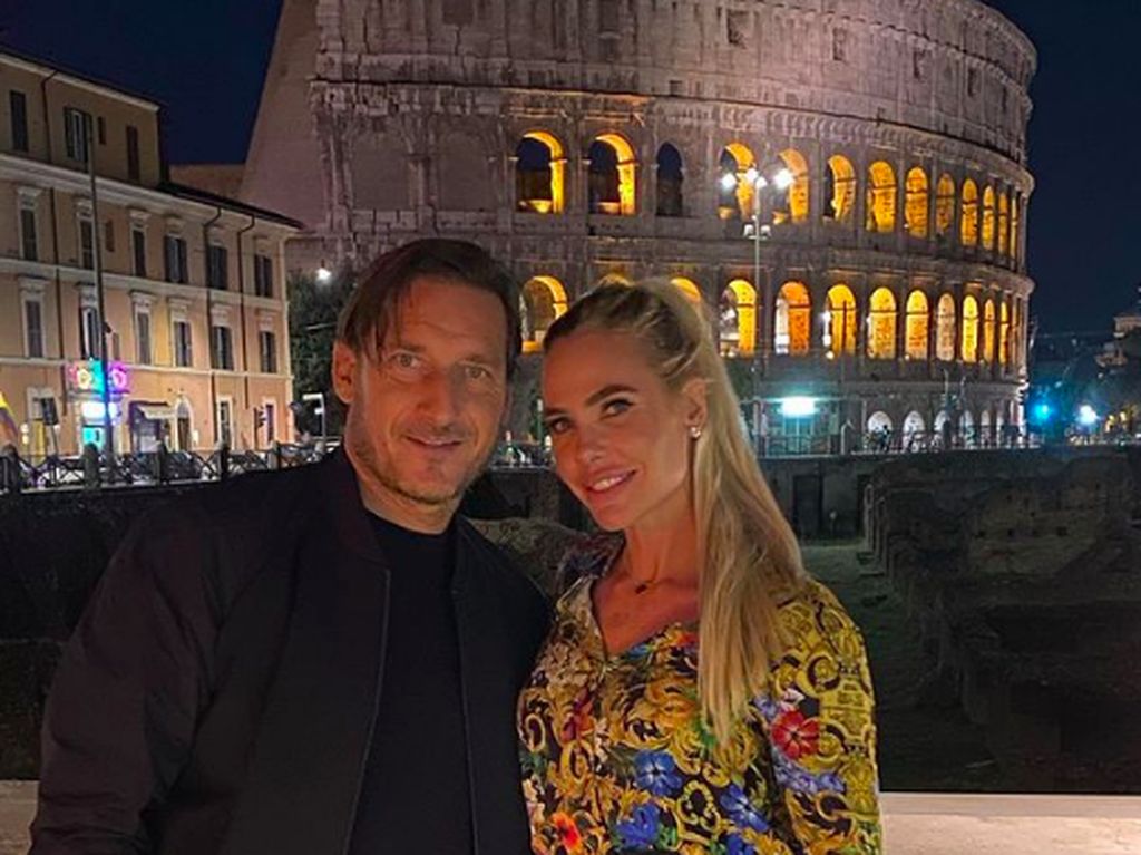 8 Foto Mesra Francesco Totti dan Istri yang Kini Bawa Kabur Jam Rolex