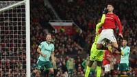 Sejumlah aksi apik diperlihatkan Uzoho ketika Omonia menyambangi MU. Foto: Getty Images/Matthew Ashton - AMA
