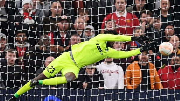 Kiper Omonia Fans MU, Repotkan Setan Merah dengan Aksi-aksi Ini