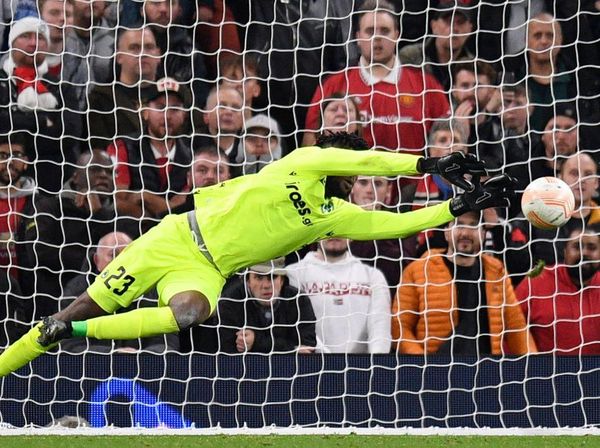 Kiper Omonia Fans MU, Repotkan Setan Merah dengan Aksi-aksi Ini