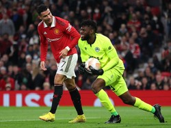Ronaldo tampak menanyakan apa kondisi Uzoho baik-baik saja usai membendung serangan MU. Foto: Getty Images/Clive Brunskill