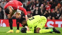 Aksi-aksi Uzoho merepotkan usaha bikin gol Ronaldo cs. Foto: AFP via Getty Images/OLI SCARFF