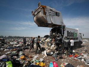 Potret Inflasi 100% di Argentina, Warga Cari Makan di Tempat Sampah