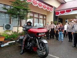 Aksi Irjen Teddy Minahasa saat Naik Moge, Intip Spek Motornya