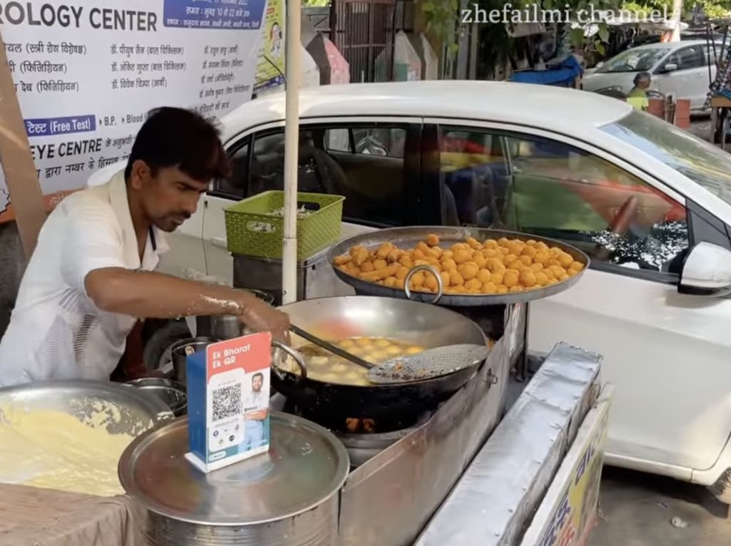 Jajanan Tahu Bulat di India, Adonannya Dibentuk Pakai Tangan Telanjang Jajanan Tahu Bulat di India, Adonannya Dibentuk Pakai Tangan Telanjang
