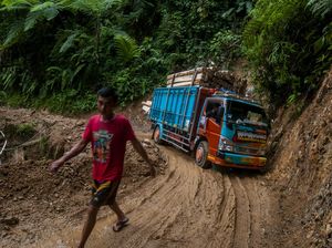 Duh! Jalan Lebak-Sukabumi Rusak Parah