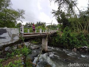 Tergerus Banjir, Jembatan Desa Gunungpring-Gulon Magelang Melengkung