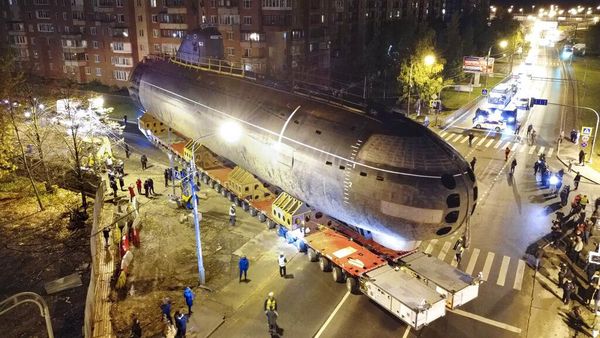 Kapal Selam Nuklir Pertama Rusia Diarak ke Kota, Siap Jadi Museum