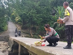 Kapolsek Kerambitan Bayar Kaul Naur Sesangi di Jembatan Yeh Ho