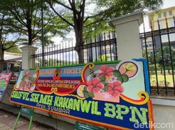 Polda Sumbar Dipenuhi Karangan Bunga Sertijab Irjen Teddy