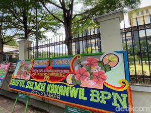 Polda Sumbar Dipenuhi Karangan Bunga Sertijab Irjen Teddy Polda Sumbar Dipenuhi Karangan Bunga Sertijab Irjen Teddy