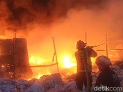 Gudang Plastik Terbakar di Cigondewah Bandung!