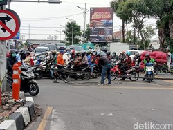 Kabel Menjuntai di Simpang 4 Marvell City Ngagel Bikin Macet Berbagai Arah
